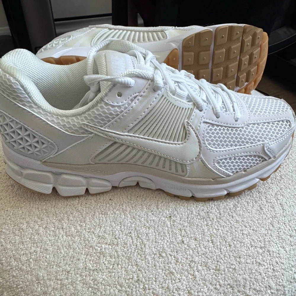 Women’s Nike Zoom Vomero 5 - Picture 3 of 4